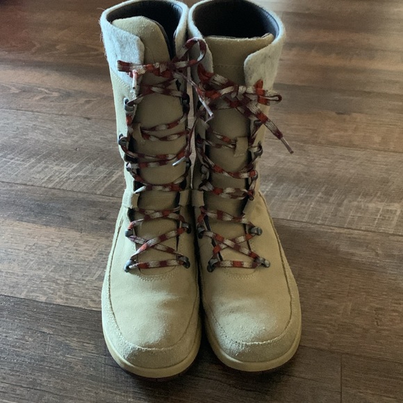 Chaco Boots.  Size 8.  Very good condition - Picture 3 of 10